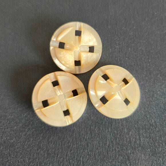 Vintage carved mother of pearl buttons. - Picture 1 of 5